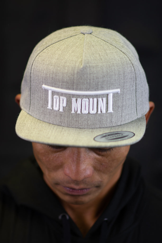 Top mounT Est. Flat Bill Snap Back (Raised Letters)