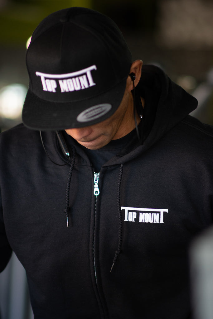 Top mounT Est. Flat Bill Snap Back (Raised Letters)