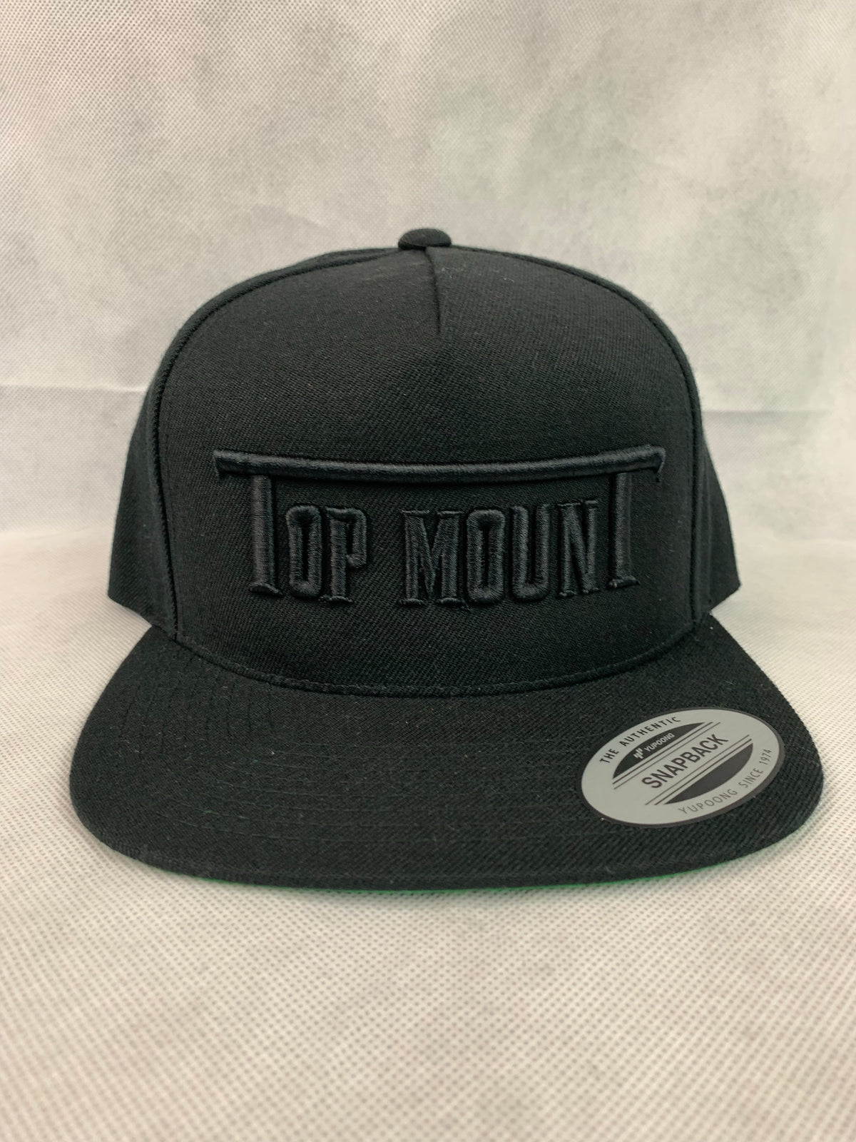 Top mounT Est. Flat Bill Snap Back (Raised Letters)