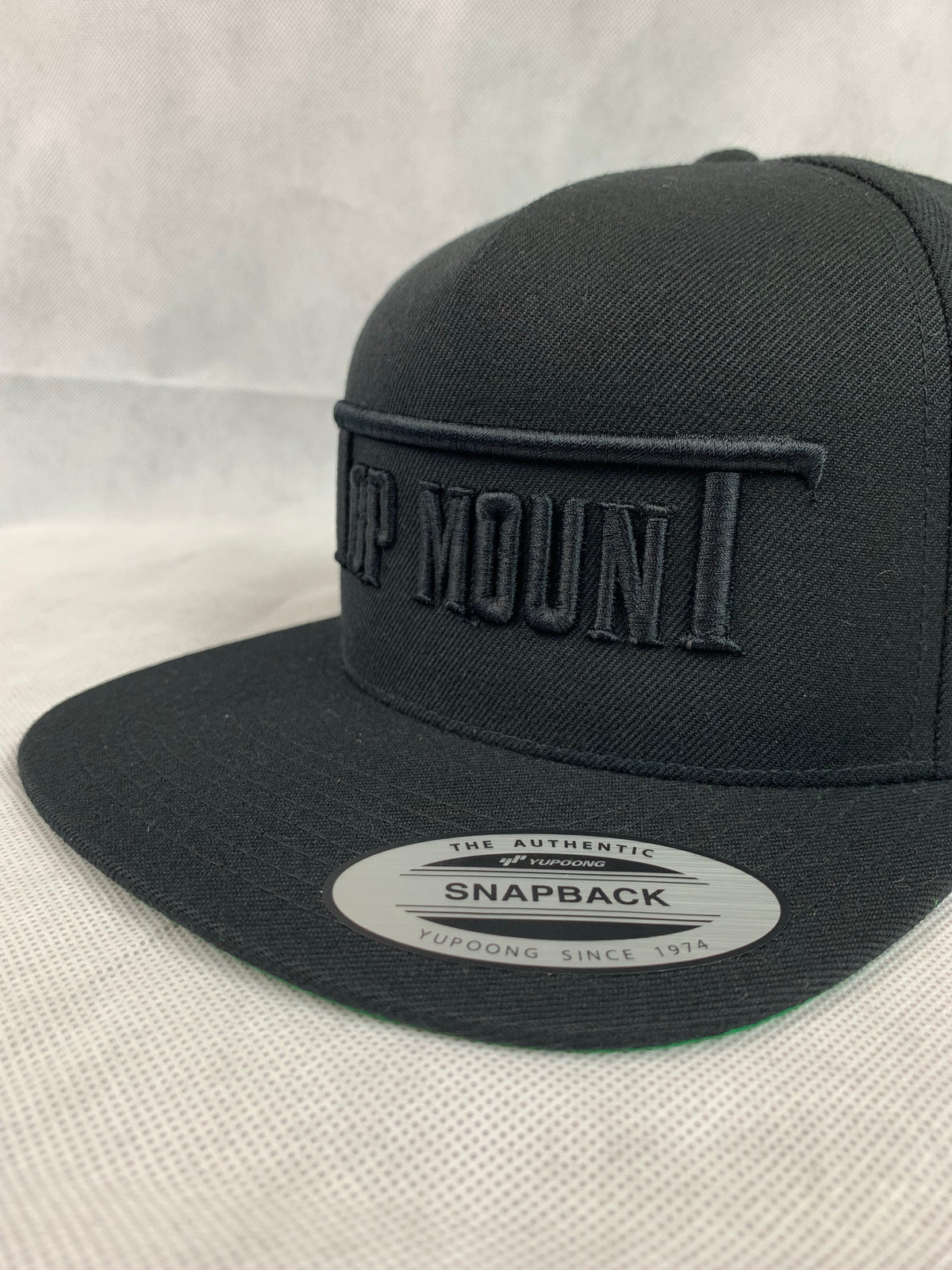 Top mounT Est. Flat Bill Snap Back (Raised Letters)