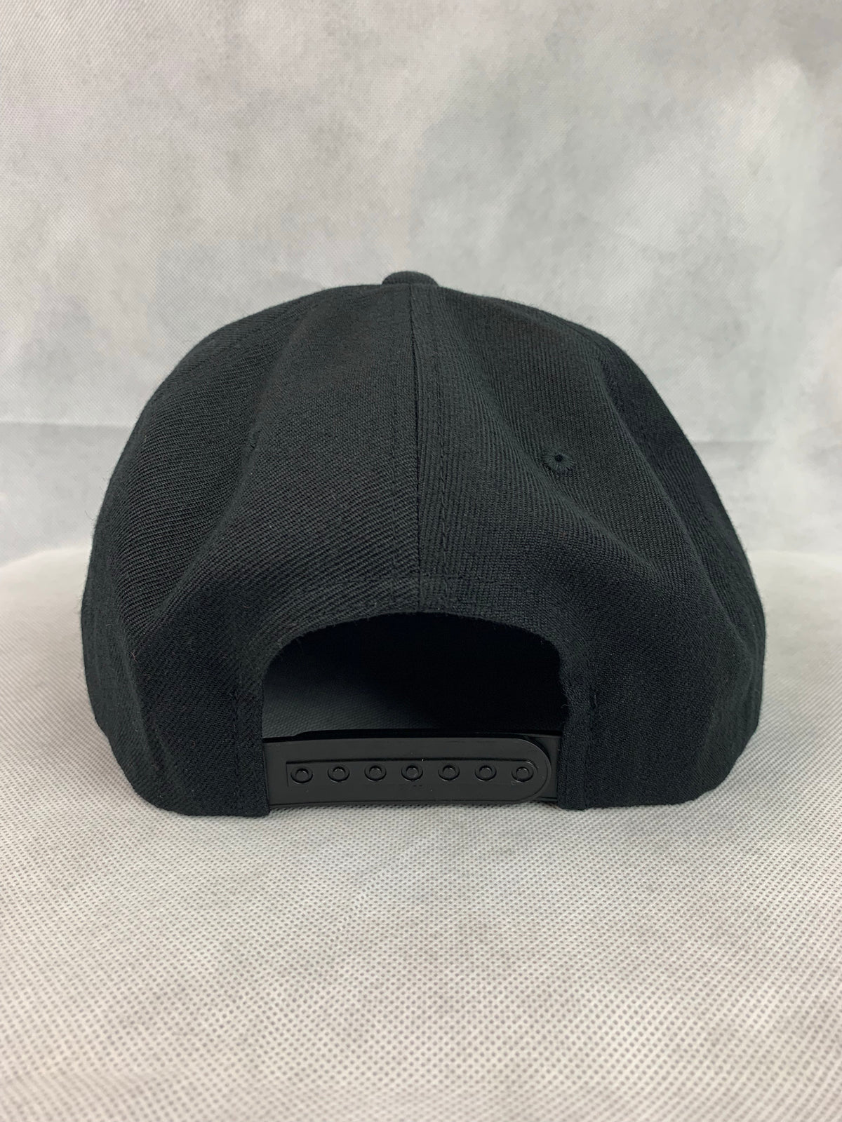 Top mounT Est. Flat Bill Snap Back (Raised Letters)