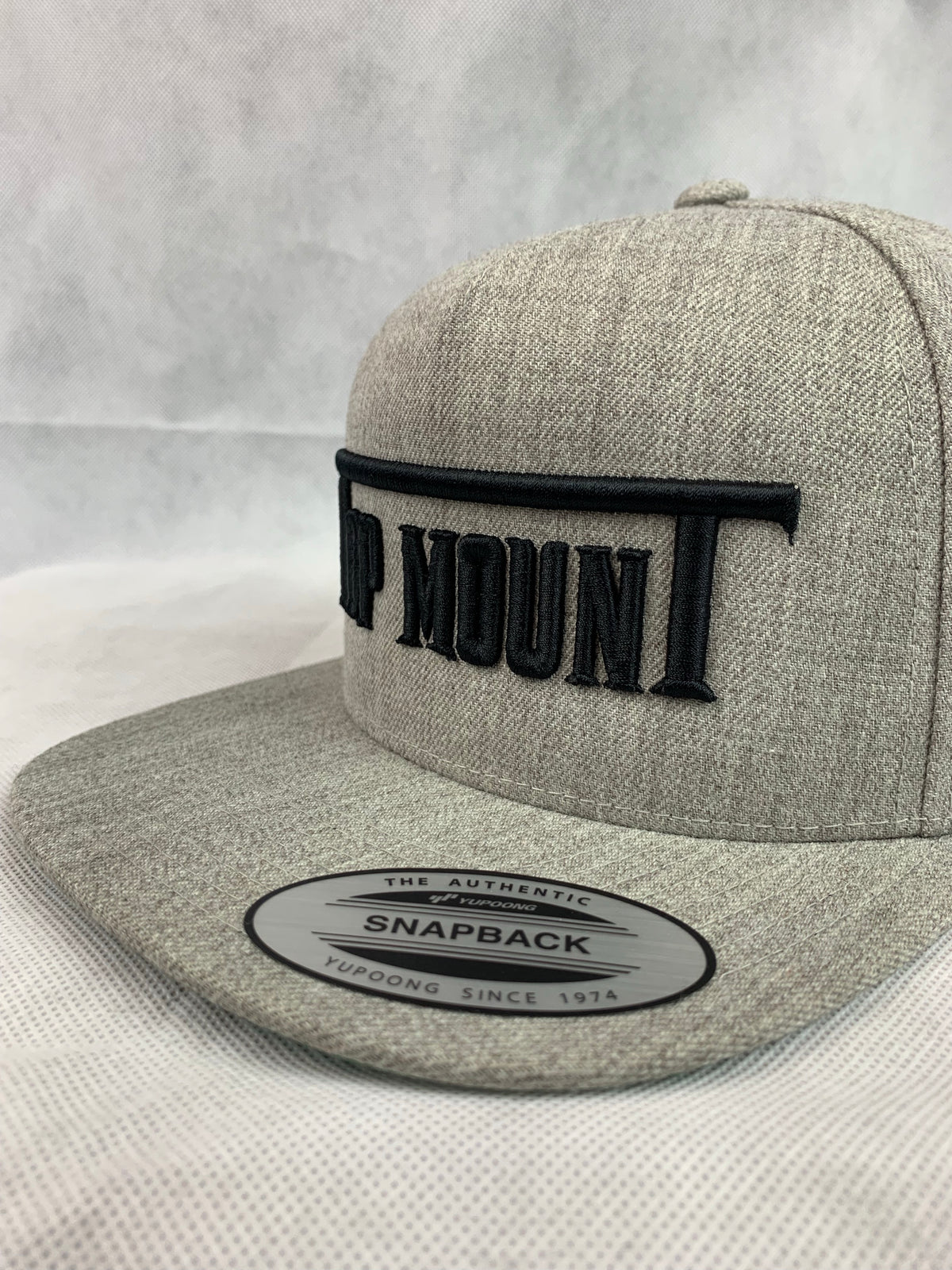 Top mounT Est. Flat Bill Snap Back (Raised Letters)