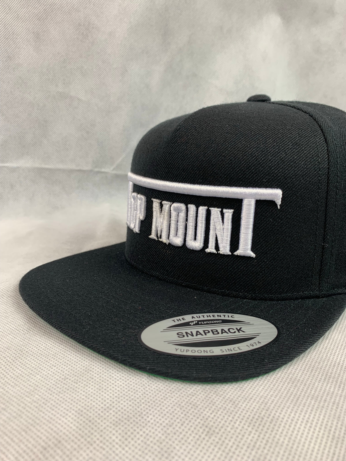 Top mounT Est. Flat Bill Snap Back (Raised Letters)